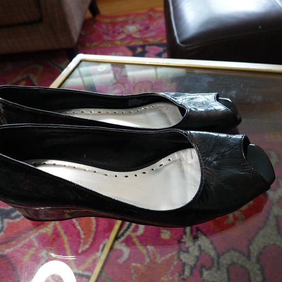(NWOB) BCBG Black Patent Leather Peep Toe Wedge Heels SIZE 8.5B - Picture 7 of 16